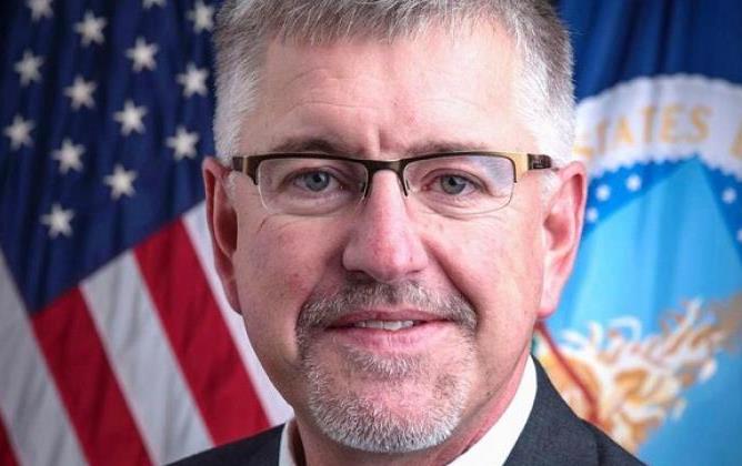 Head shot of FSA Administrator Richard Fordyce in front of US & USDA flags