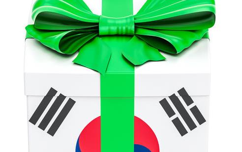 Box gift wrap looks like Korea flag with bright green bow