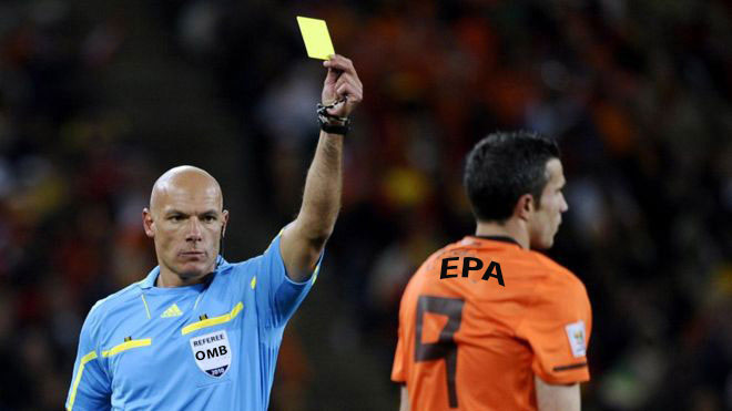 referee gives yellow card to player representing EPA